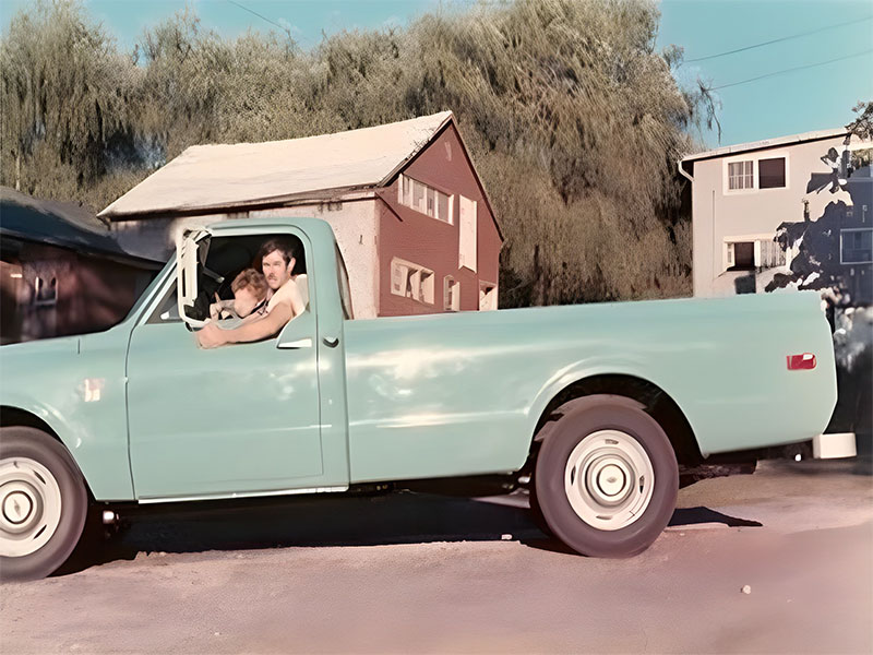 Chaim and Rich Mitlitsky making a delivery (1968).
